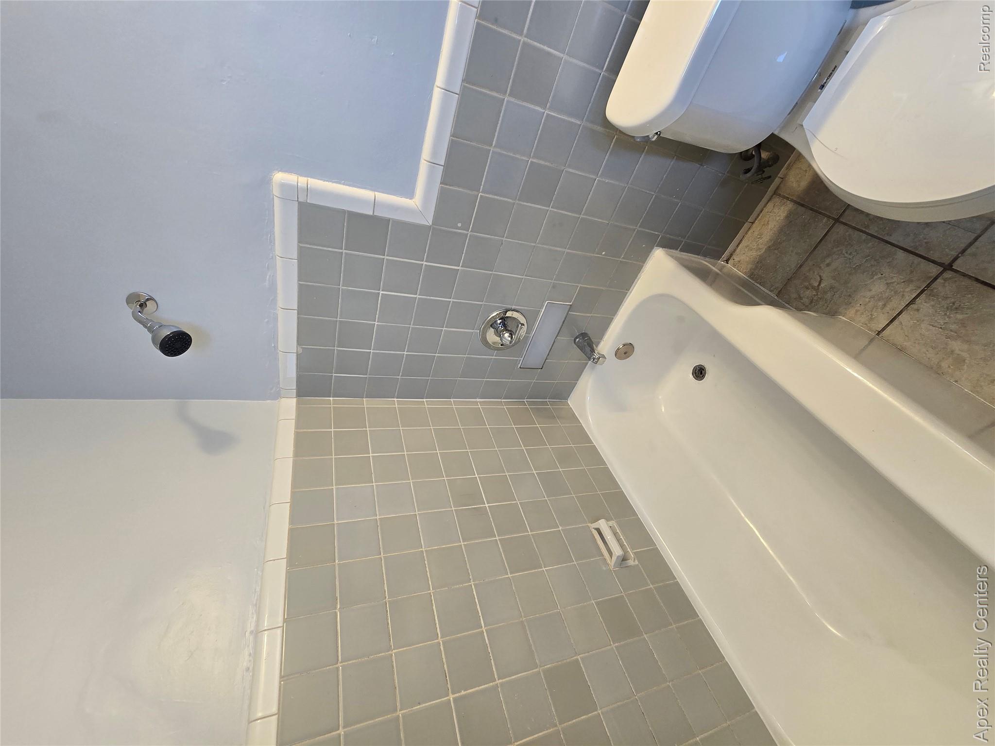 7671-7675 Evergreen Road Detroit, MI 48228 - Photo 38 of 84 7671 Evergreen. Full bathroom on second floor.