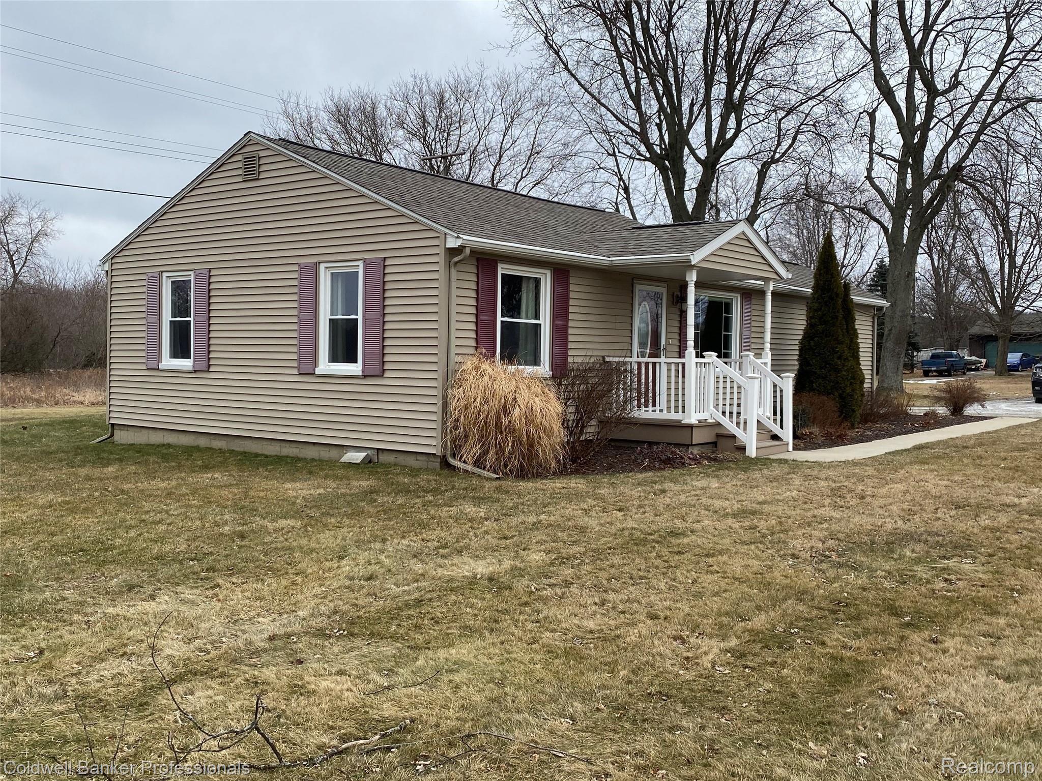 2329 Bowers Road Lapeer, MI 48446 - Photo 4 of 25 D1E7A4BD-9E34-46BE-8EED-6B491A65409C.jpeg