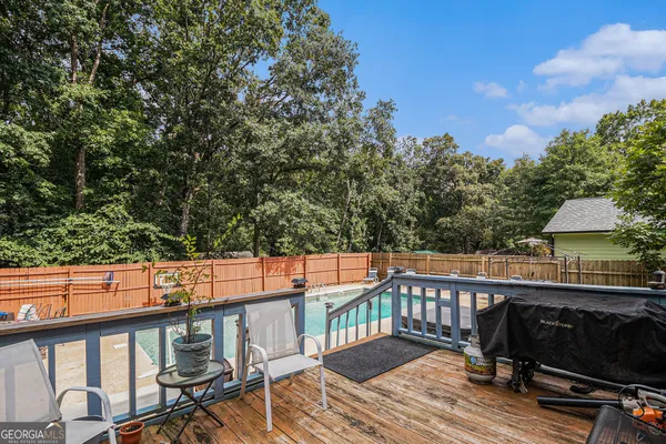 a view of a backyard