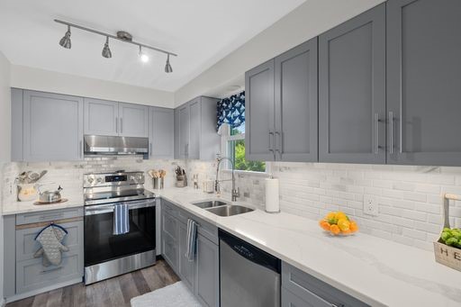 42 Selkirk Road Cranston, RI 02905 - Photo 8 of 50