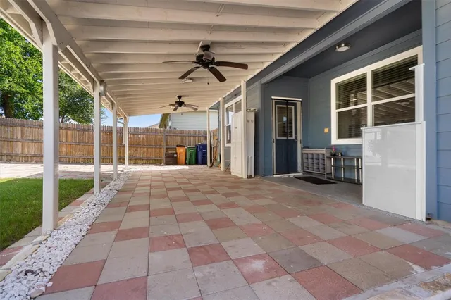 a view of livingroom with furniture