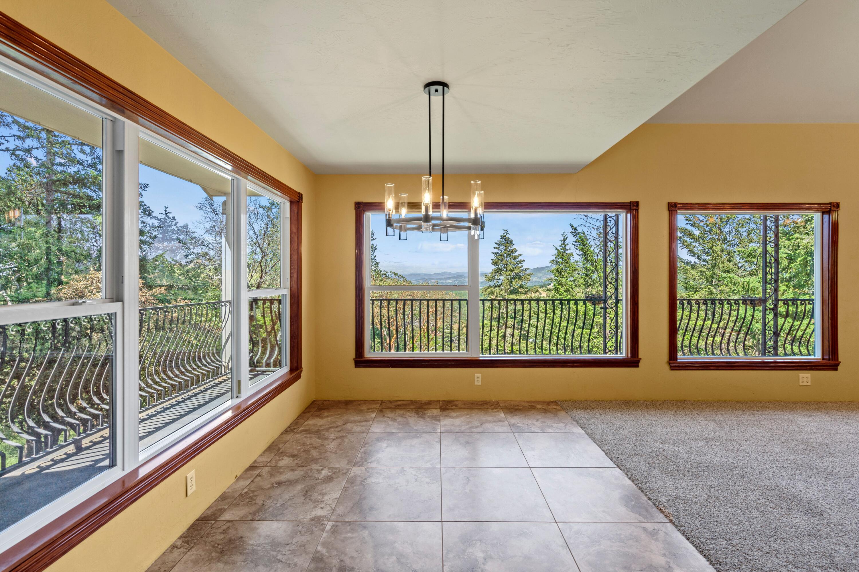 6397 Pioneer Road Medford, OR 97501 - Photo 12 of 44 Dining Area