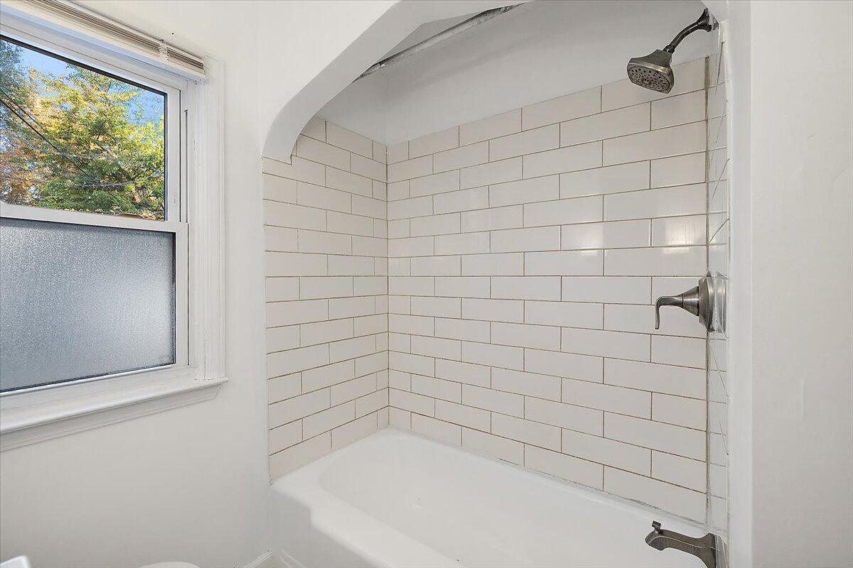 19001 Rolandale Street Grosse Pointe, MI 48236 - Photo 22 of 41 29-19001 Rolandale-29