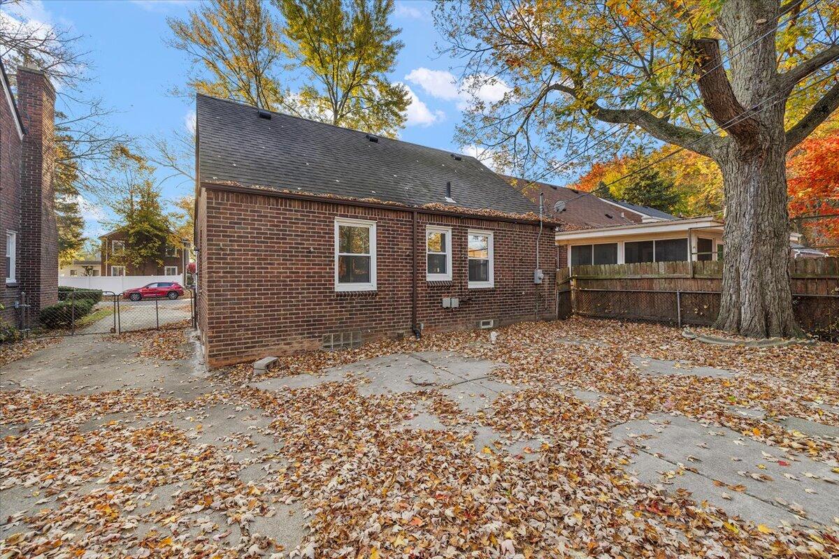 19001 Rolandale Street Grosse Pointe, MI 48236 - Photo 3 of 41 07-19001 Rolandale-7