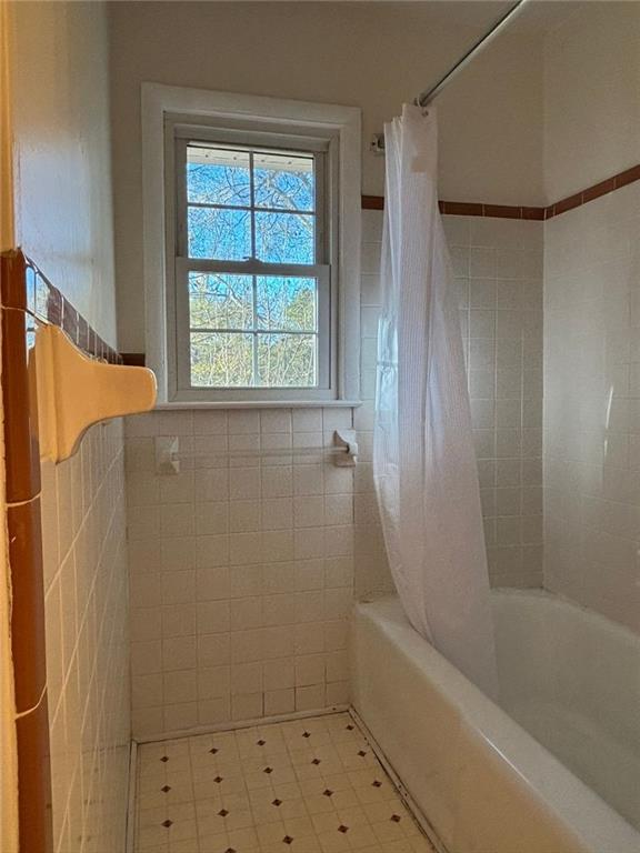 814 Shannon Circle Northeast Rome, GA 30161 - Photo 28 of 47 a bathroom with a bathtub