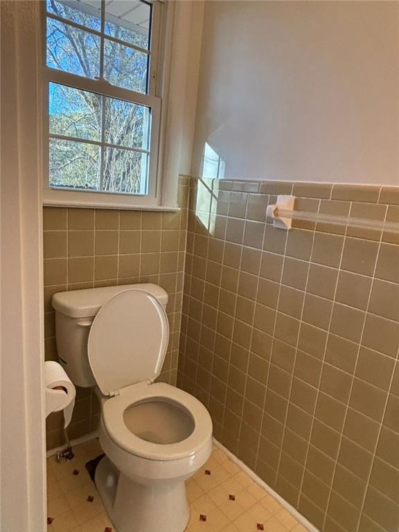 814 Shannon Circle Northeast Rome, GA 30161 - Photo 30 of 47 a bathroom with a toilet a sink and a mirror