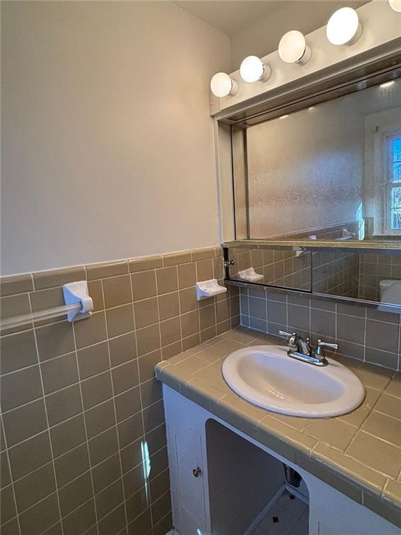 814 Shannon Circle Northeast Rome, GA 30161 - Photo 31 of 47 a bathroom with a sink and a mirror