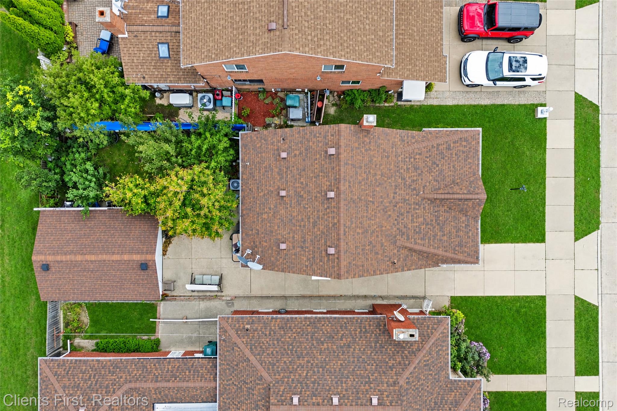 5430 Chase Road Dearborn, MI 48126 - Photo 29 of 34 Brown asphalt shingle roof