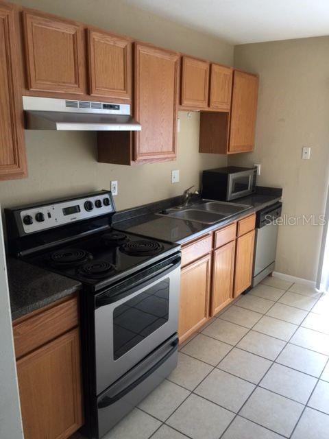 507 Northwest 39th Road, Unit 310 Gainesville, FL 32607 - Photo 5 of 18 a kitchen with stainless steel appliances granite countertop a stove and a sink
