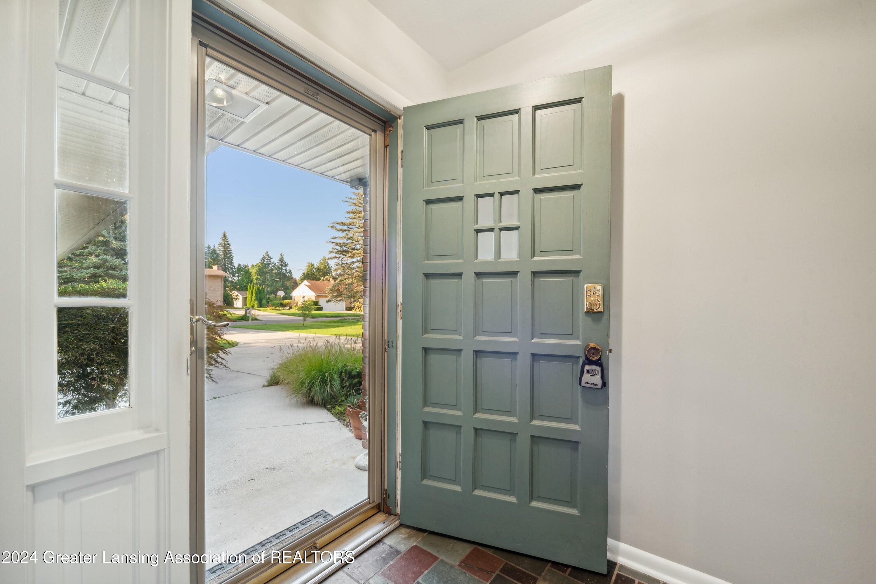 2826 North Cambridge Road Lansing, MI 48911 - Photo 3 of 33 tempImageqvIa9v
