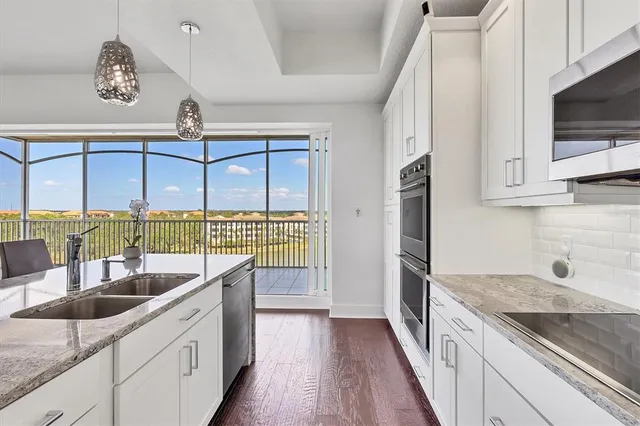 $1,000,000 | 10530 Boardwalk Loop, Unit 601, Bradenton, FL 34202