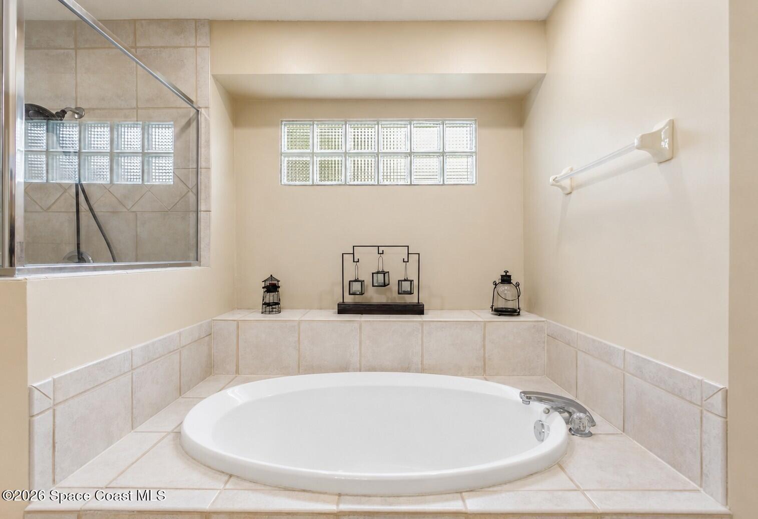 1697 Atrium Drive Melbourne, FL 32935 - Photo 21 of 36 Primary Bath tub