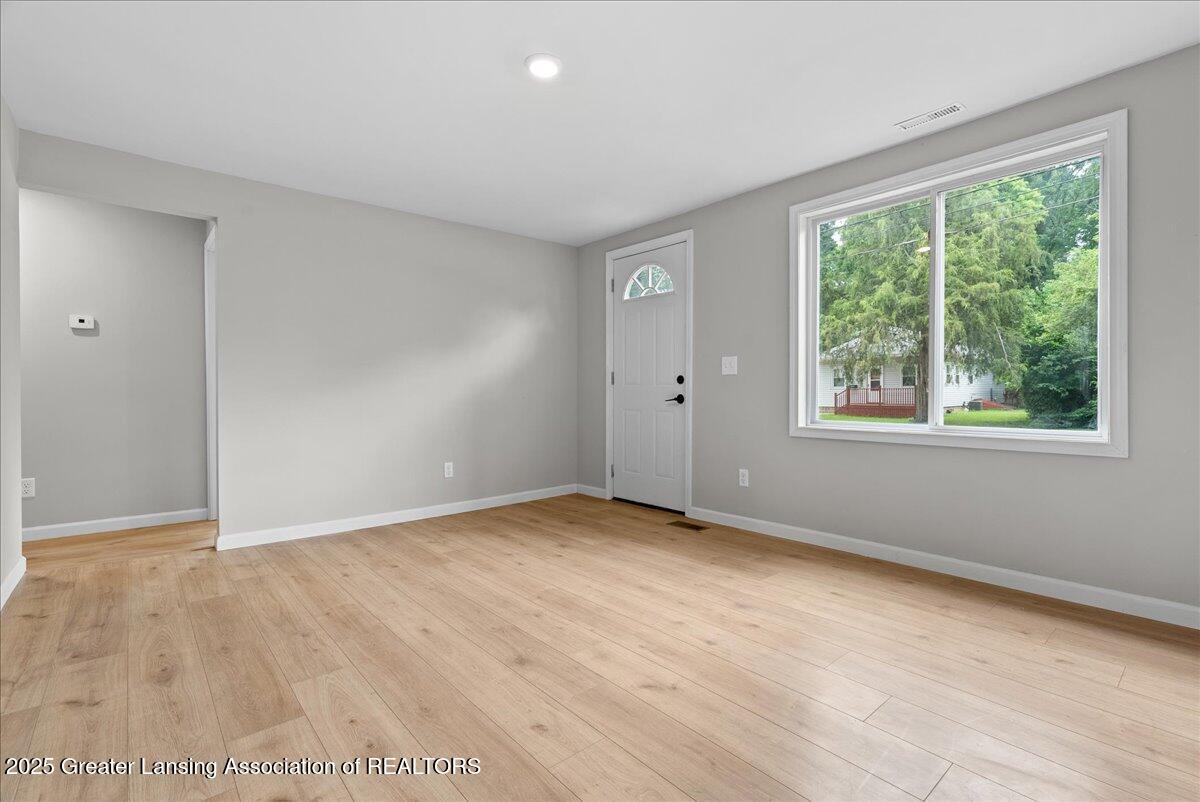 204 East Cavanaugh Road Lansing, MI 48910 - Photo 9 of 30 11-Media Jett - 04