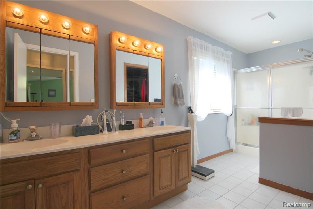 2335 Oakcrest Road Sterling Heights, MI 48310 - Photo 26 of 27 Oakcrest Rd Upper Full Bath 2.jpg