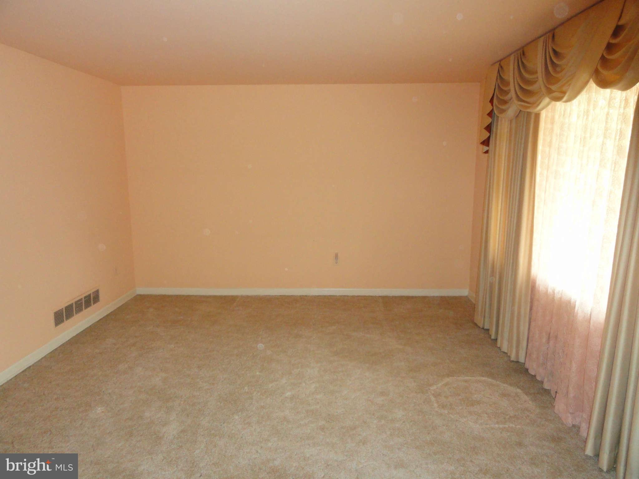 6432 Lochridge Road Columbia, MD 21044 - Photo 11 of 26 Living Room