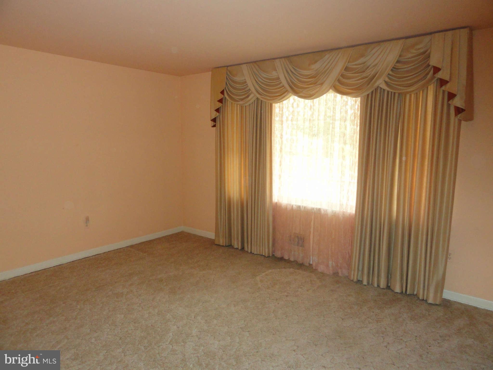 6432 Lochridge Road Columbia, MD 21044 - Photo 12 of 26 Living Room