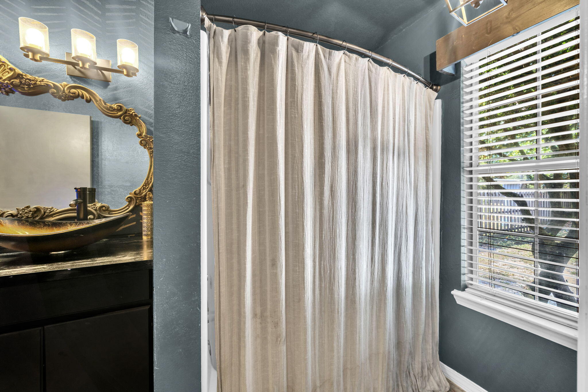 1871 Abercrombie Road Gulf Breeze, FL 32563 - Photo 19 of 32 En-suite