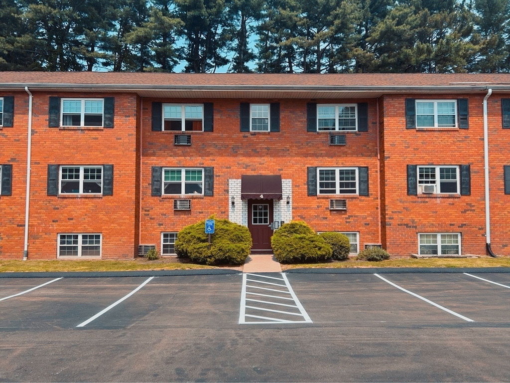 4 Maple Crest Circle, Unit D Holyoke, MA 01040 - Photo 2 of 26