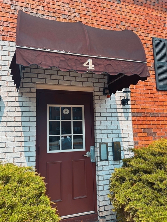 4 Maple Crest Circle, Unit D Holyoke, MA 01040 - Photo 3 of 26