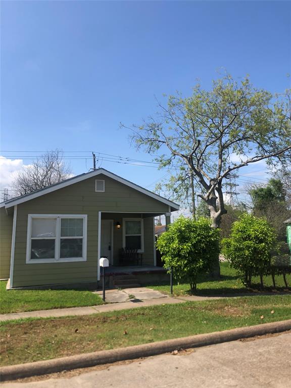 Cute home located on a corner lot!