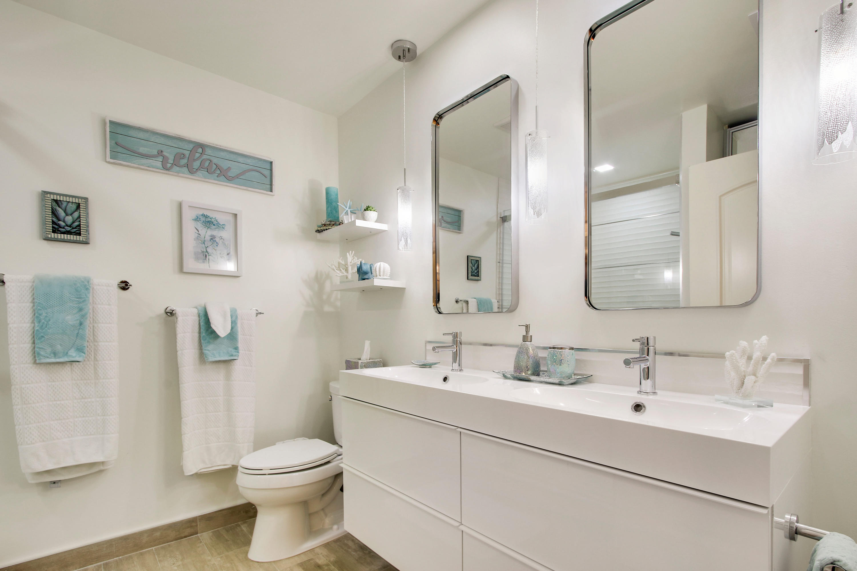 317 Ridge Road Jupiter, FL 33477 - Photo 12 of 33 Guest Bathroom with Shower