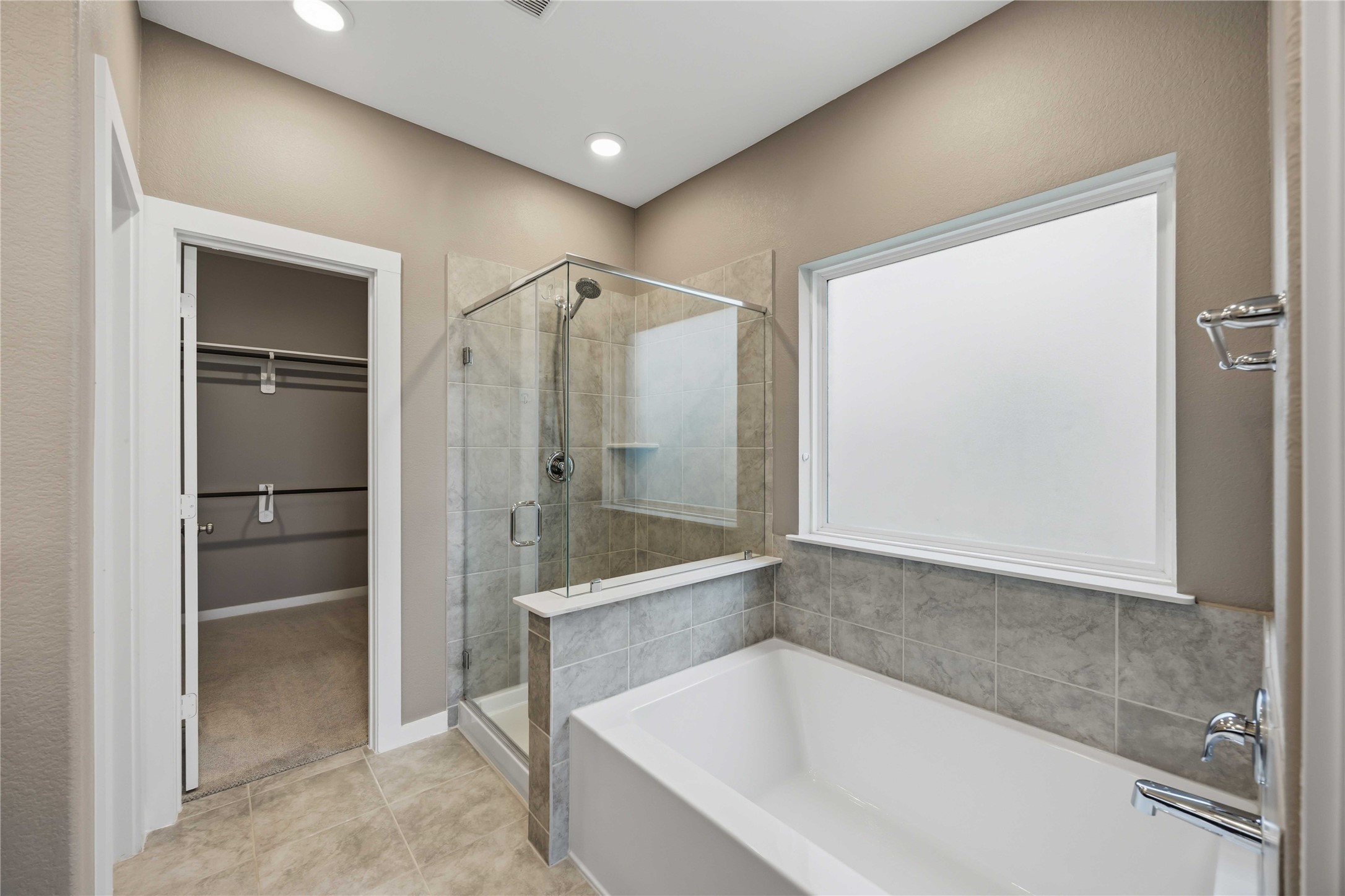 1239 Cascade Hls Drive Rosharon, TX 77583 - Photo 15 of 30 a bathroom with a bathtub and a shower