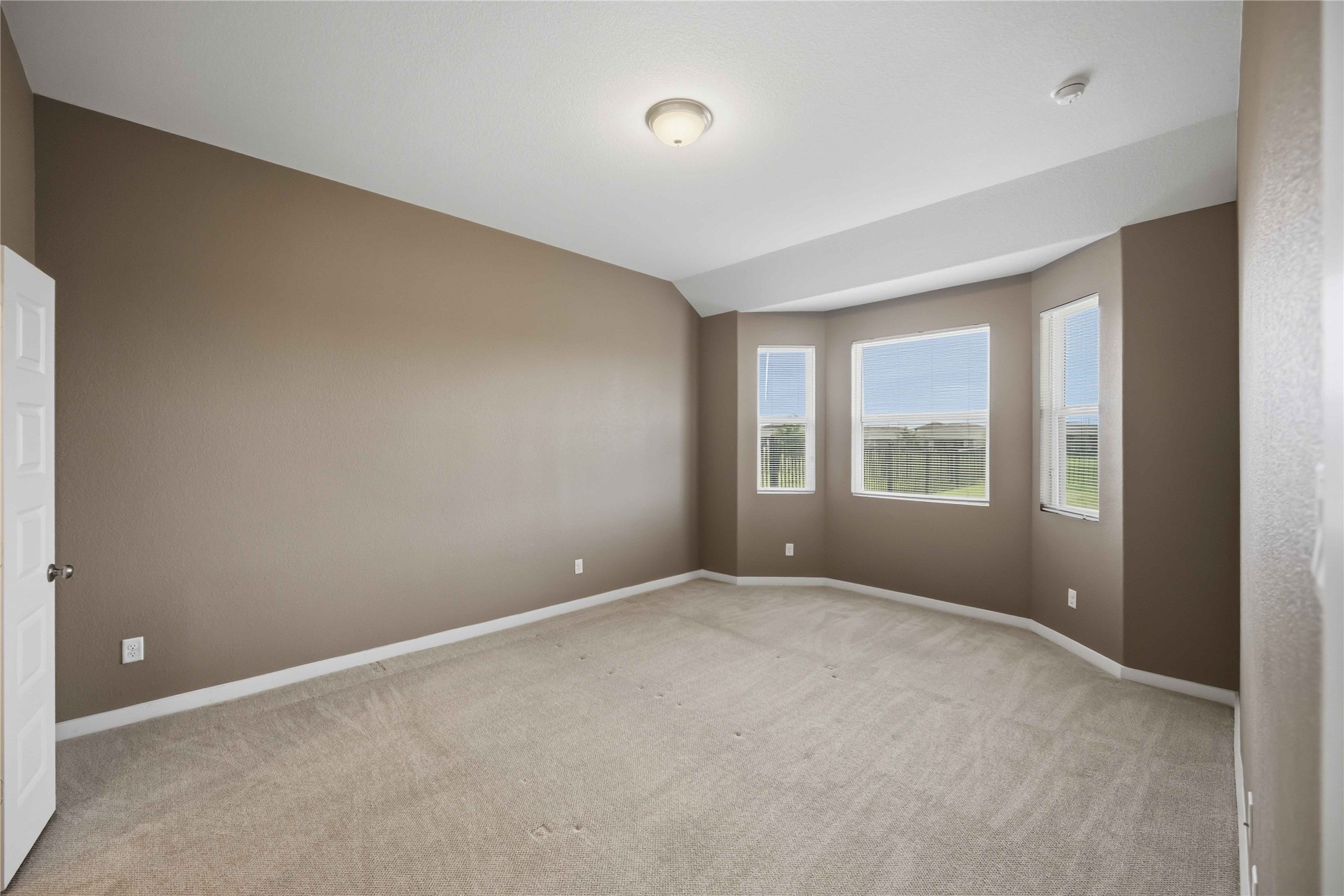 1239 Cascade Hls Drive Rosharon, TX 77583 - Photo 26 of 30 an empty room with windows