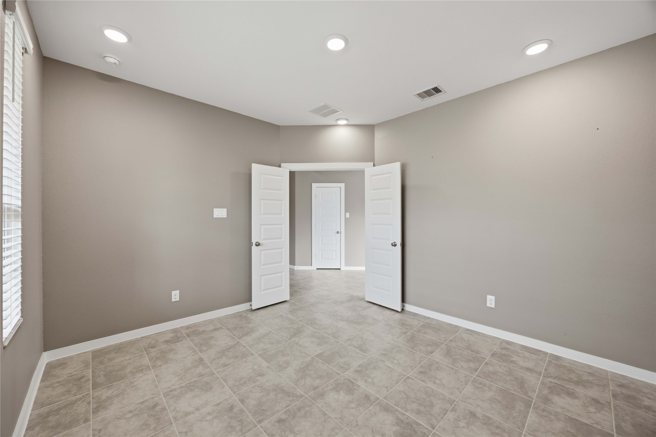 1239 Cascade Hls Drive Rosharon, TX 77583 - Photo 5 of 30 an empty room with windows and closet