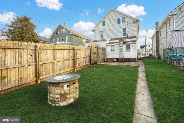 a view of a back yard of the house