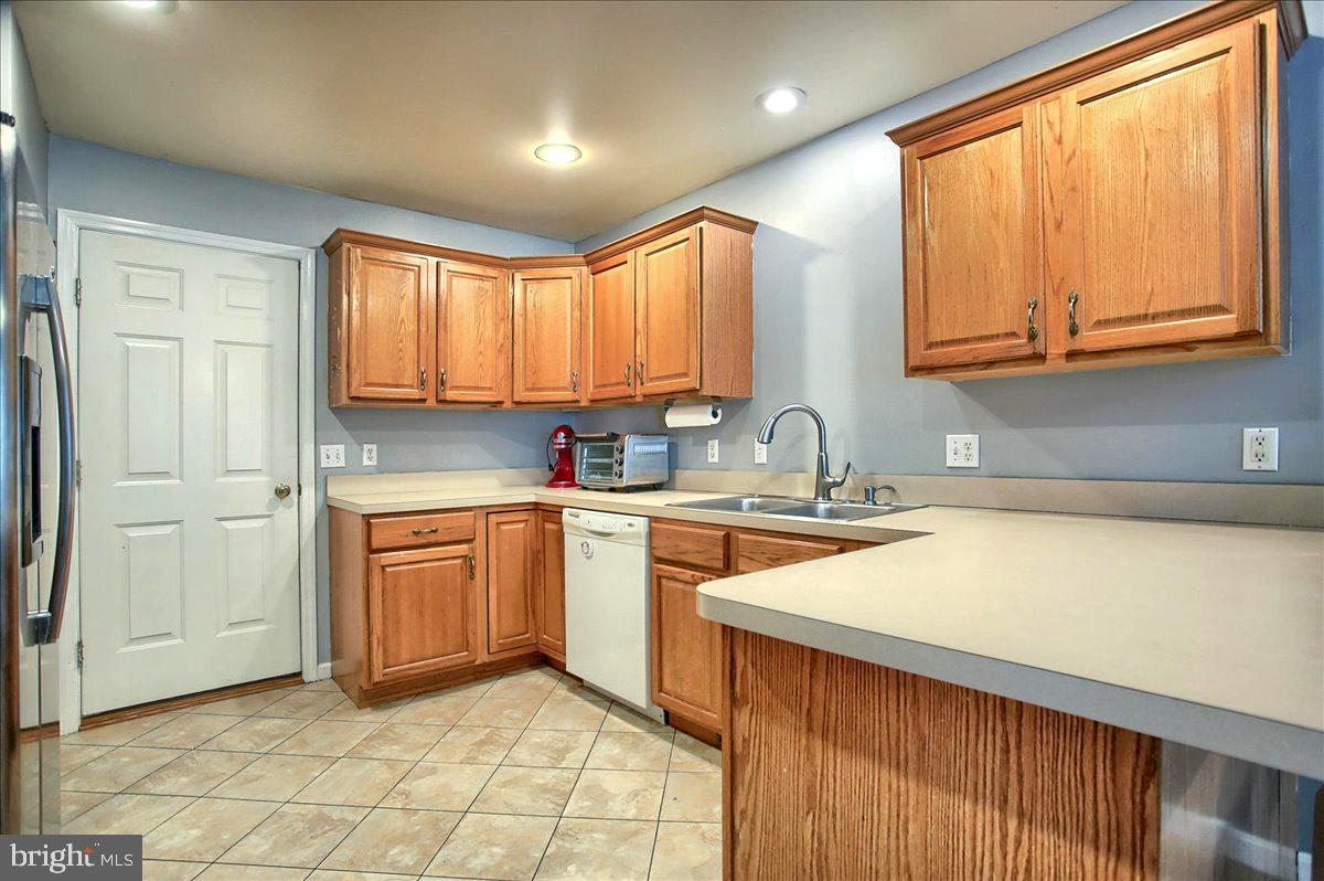 2229 Ionoff Road, Unit 10 Harrisburg, PA 17110 - Photo 14 of 37 Kitchen