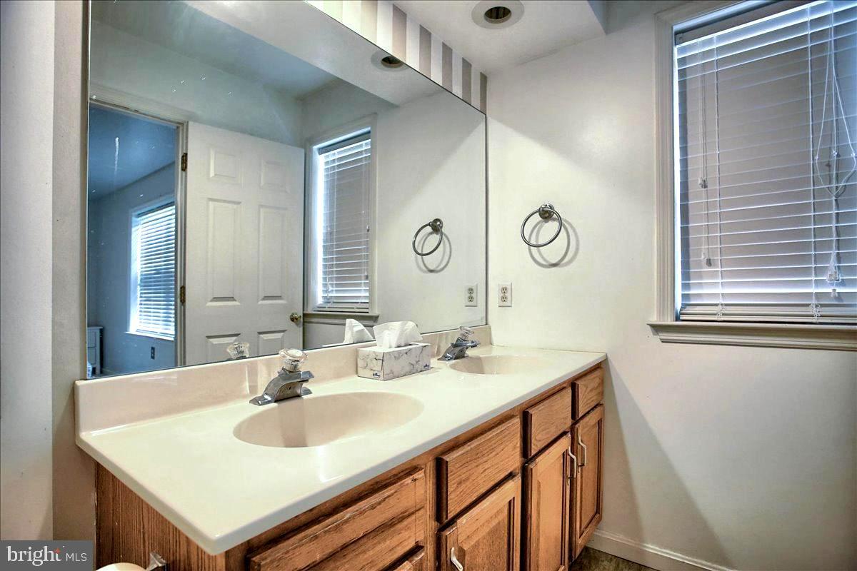 2229 Ionoff Road, Unit 10 Harrisburg, PA 17110 - Photo 20 of 37 Primary Private Bath