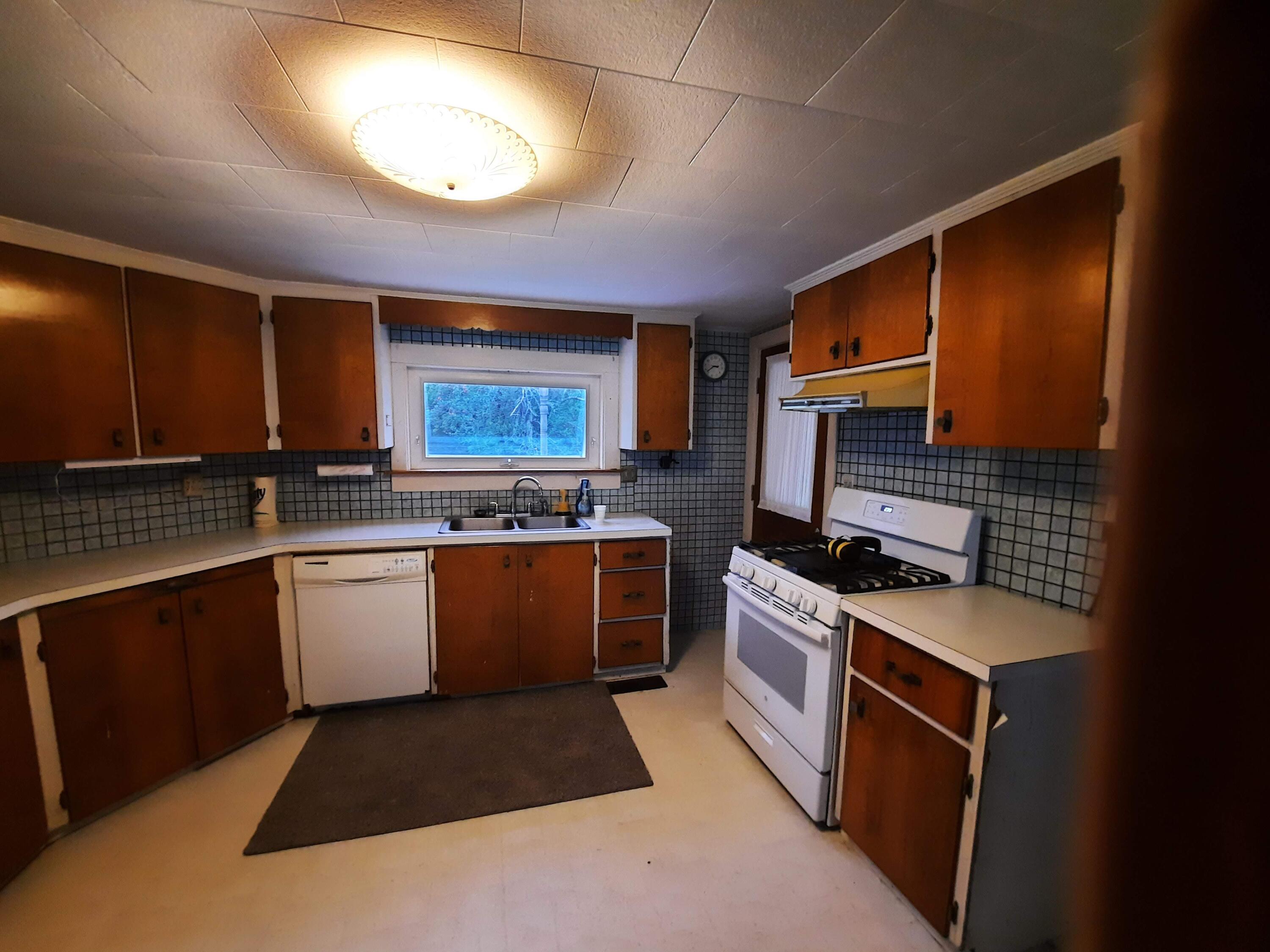 1233 State Street Bangor, ME 04401 - Photo 3 of 25 20210915_144008