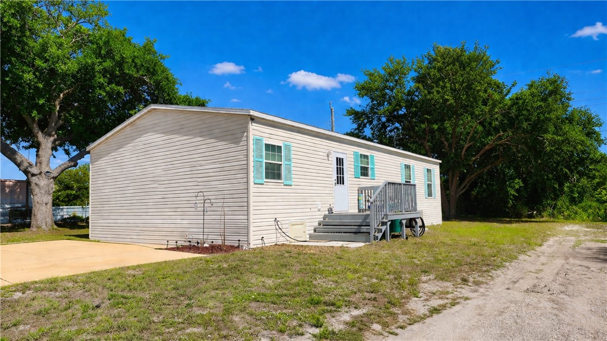 324 Valencia Street Sebastian, FL 32958 - Photo 2 of 21 a backyard of a house with table and chairs