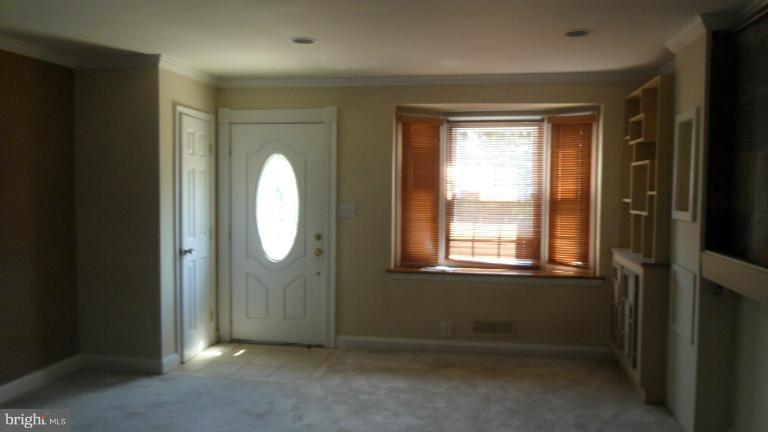 7954 Kavanagh Road Baltimore, MD 21222 - Photo 5 of 13 Living Room
