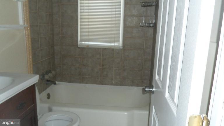 7954 Kavanagh Road Baltimore, MD 21222 - Photo 10 of 13 Bath