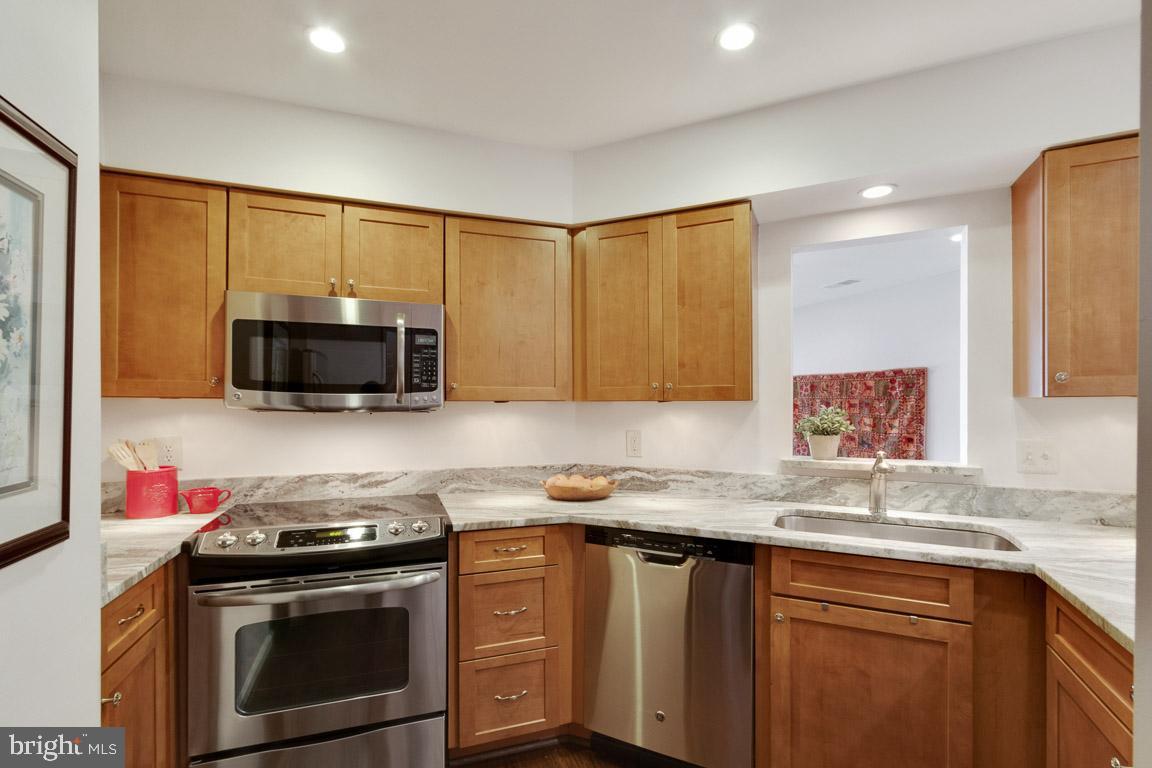 11184 Harbor Court Reston, VA 20191 - Photo 20 of 32 Updated kitchen with gorgeous flowing granite