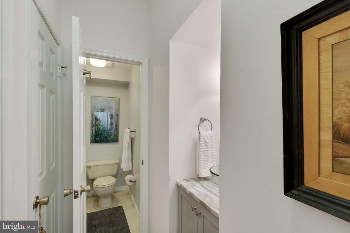 11184 Harbor Court Reston, VA 20191 - Photo 24 of 32 En-suite bathroom in bedroom 2