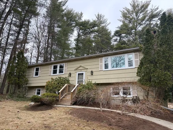 $3,200 | 330 Pleasant Street, Pembroke, MA 02359
