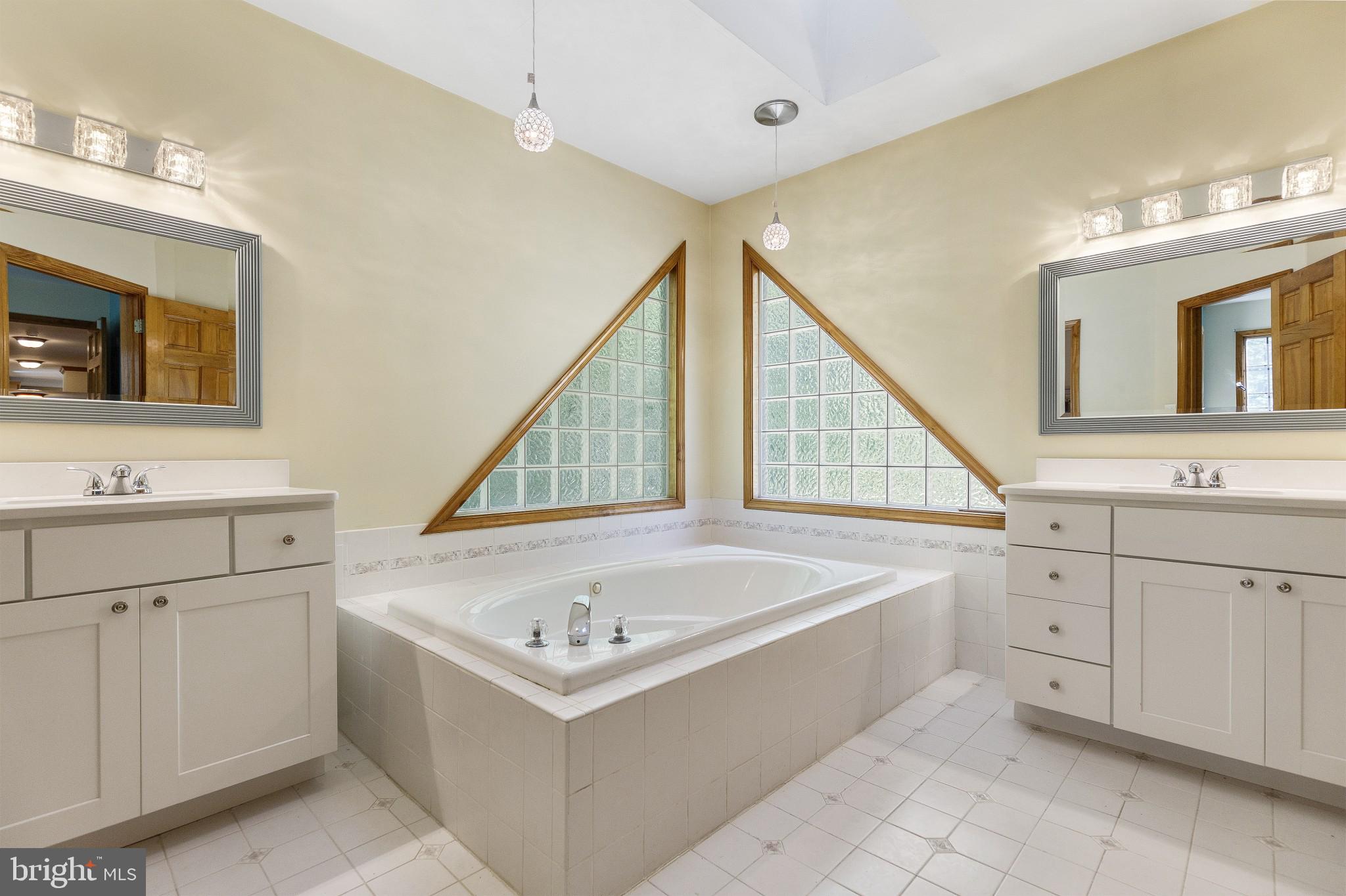 500 Plum Point Road Huntingtown, MD 20639 - Photo 17 of 30 Owner's bath