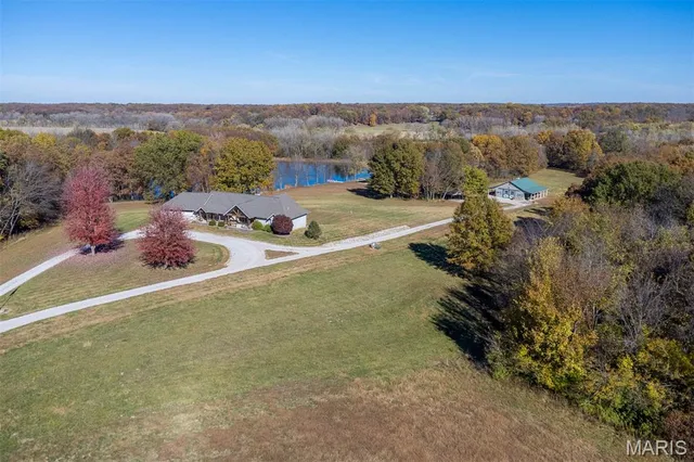 $899,900 | 5345 Old Litchfield Trail, Litchfield, IL 62056
