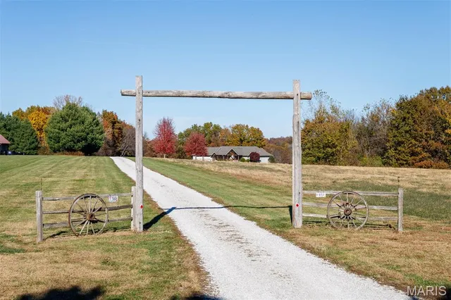 $899,900 | 5345 Old Litchfield Trail, Litchfield, IL 62056