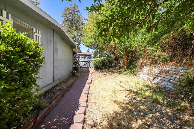 a view of entryway with outdoor space