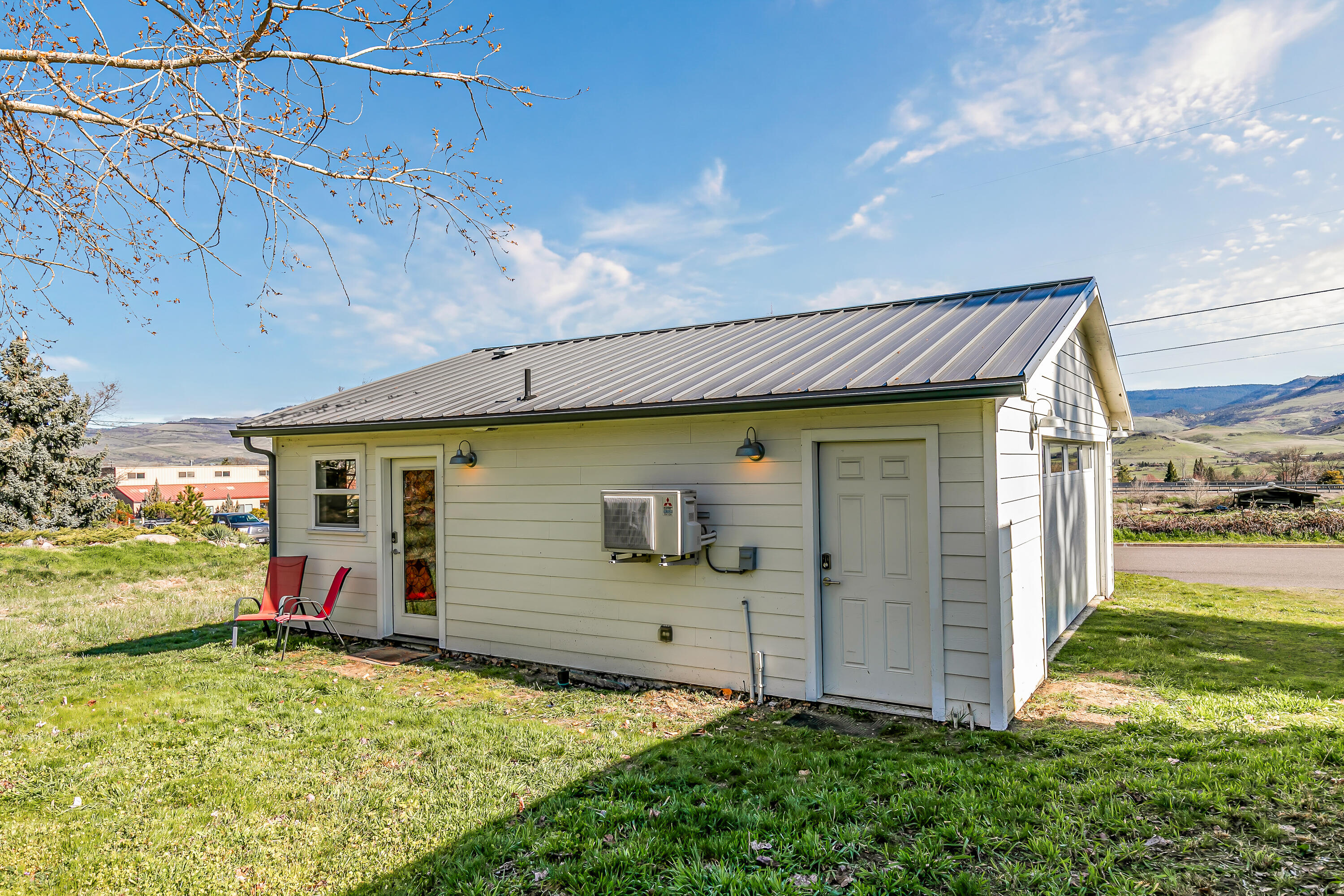 593 Crowson Road Ashland, OR 97520 - Photo 27 of 36 a view of backyard of house