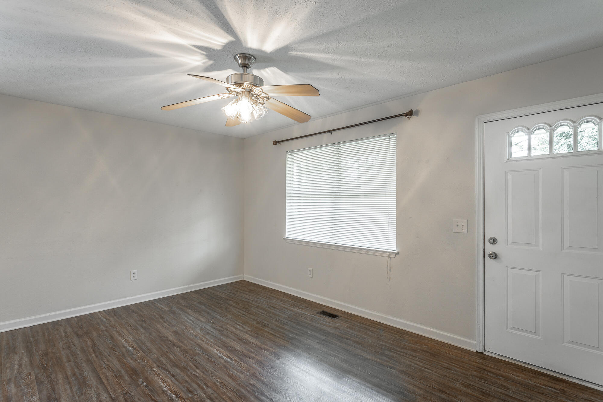 157 Bell Road Chickamauga, GA 30707 - Photo 7 of 31 Living Room