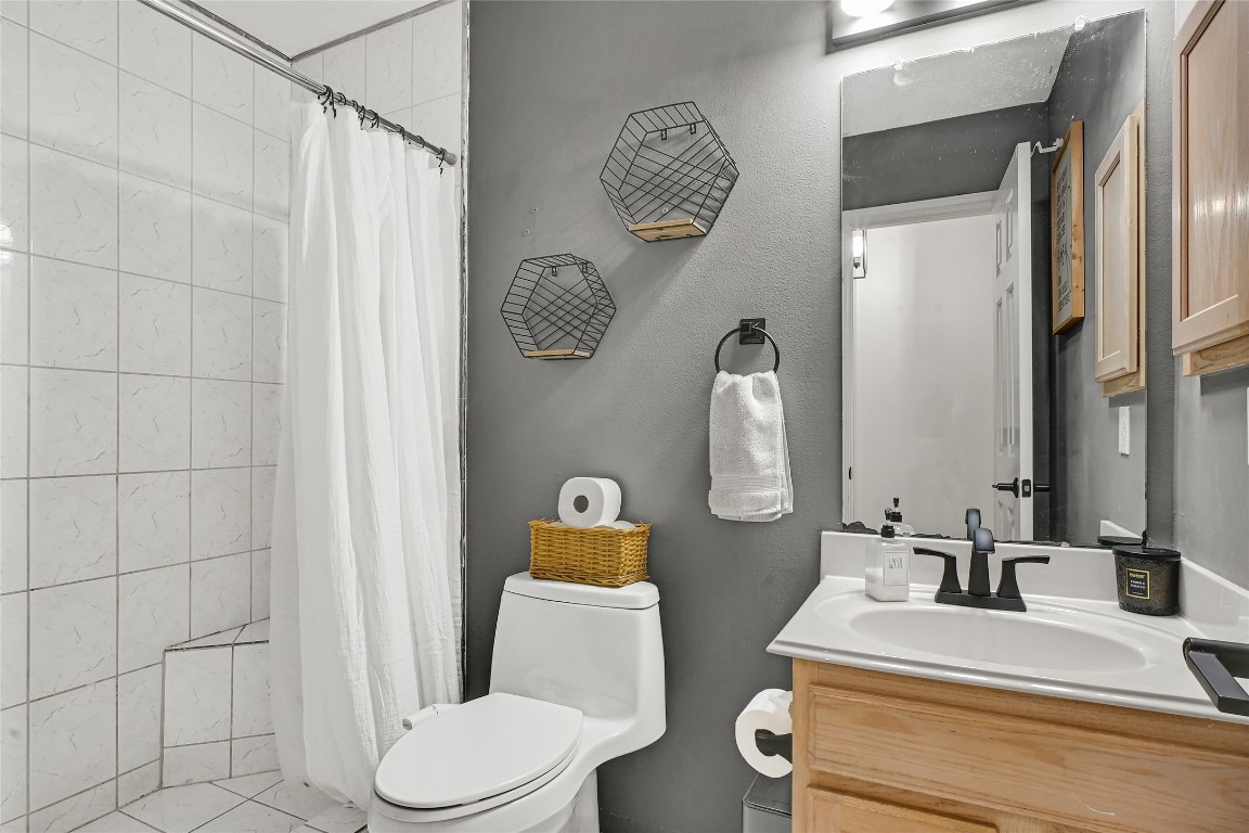 5007 Ridgeway Drive Pasadena, TX 77504 - Photo 16 of 24 Secondary Bath