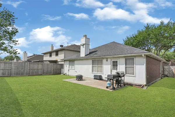 a view of a house with backyard and porch
