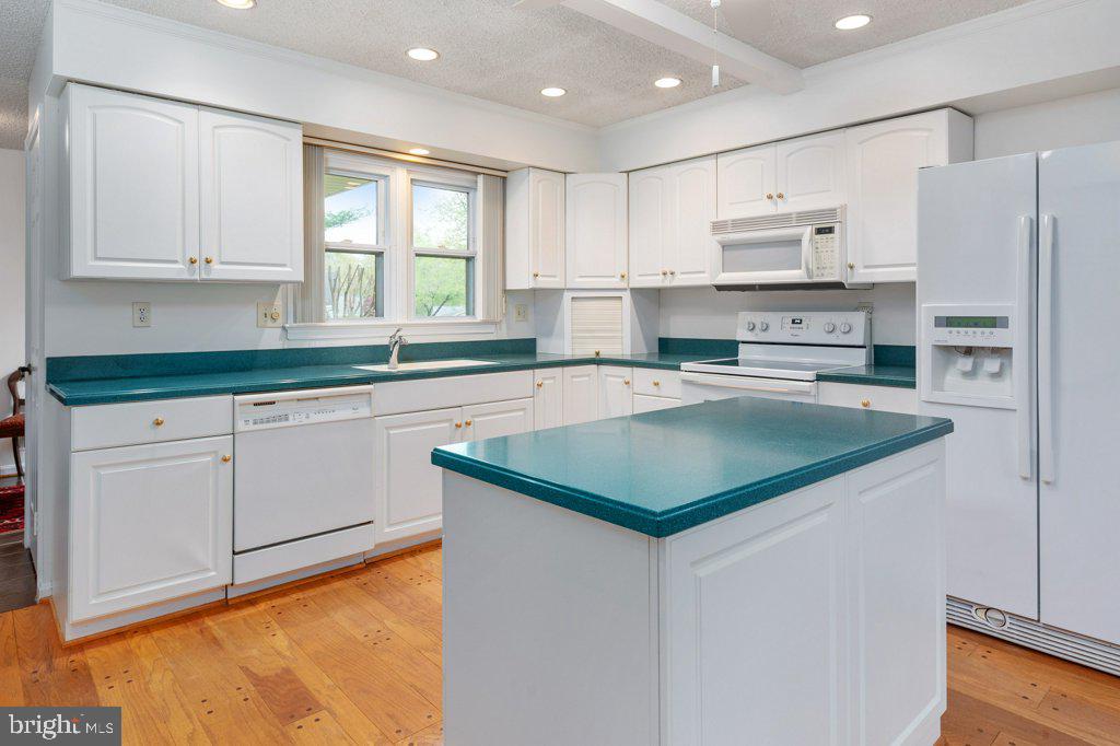 846 Woodmont Road Annapolis, MD 21401 - Photo 14 of 34 Silestone Counters and Island