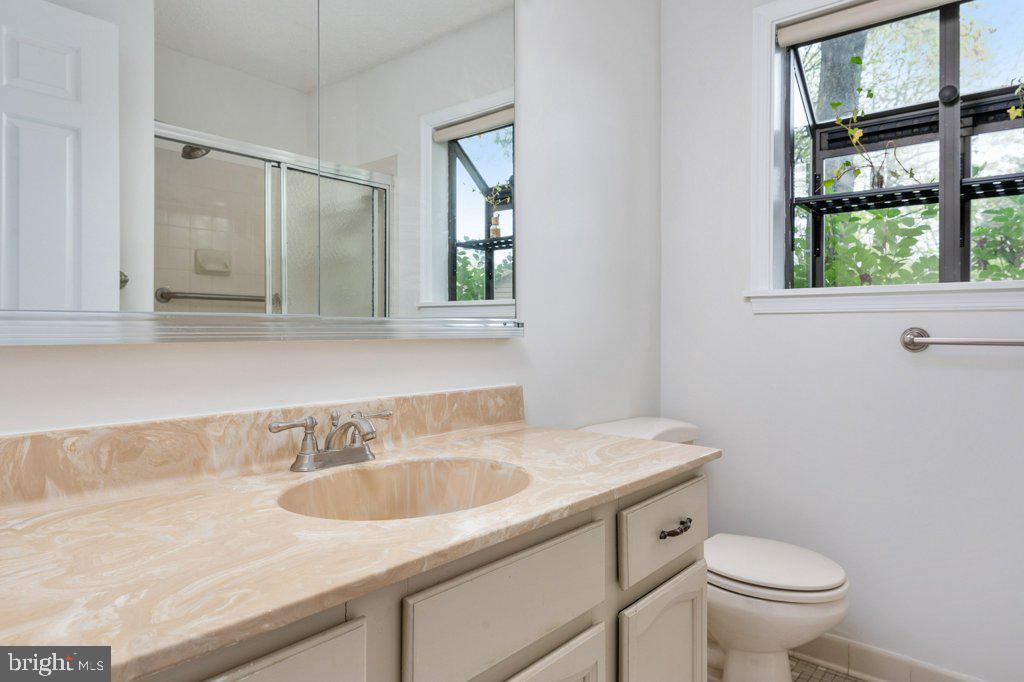846 Woodmont Road Annapolis, MD 21401 - Photo 21 of 34 Owner's En Suite Bath