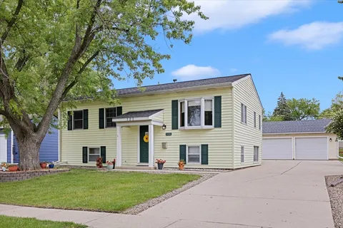 $349,990 | 121 Seton Place, Streamwood, IL 60107