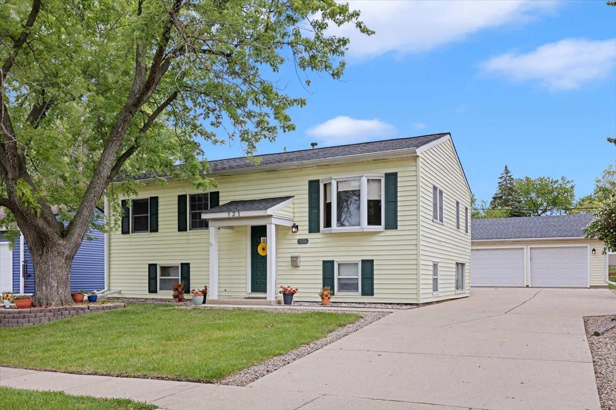 121 Seton Place Streamwood, IL 60107 - Photo 1 of 26